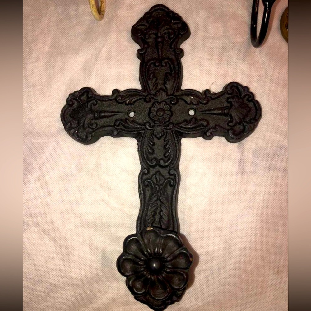 IRON CROSS HOOK MEASURES 101/2” FROM TOP TO BOTTOM.AT WIDEST POINT 7”.GREAT COND
